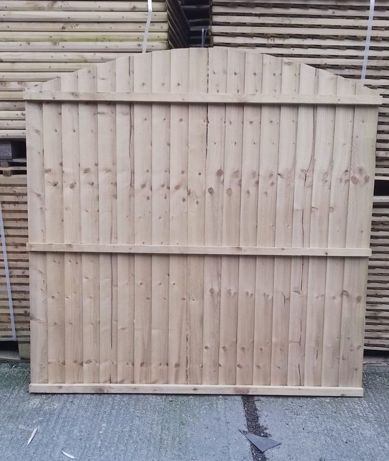 Vertical arched overlap fencing in a garden, photo 2