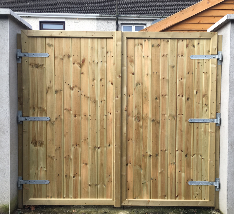 Wooden double driveway gates by Abwood