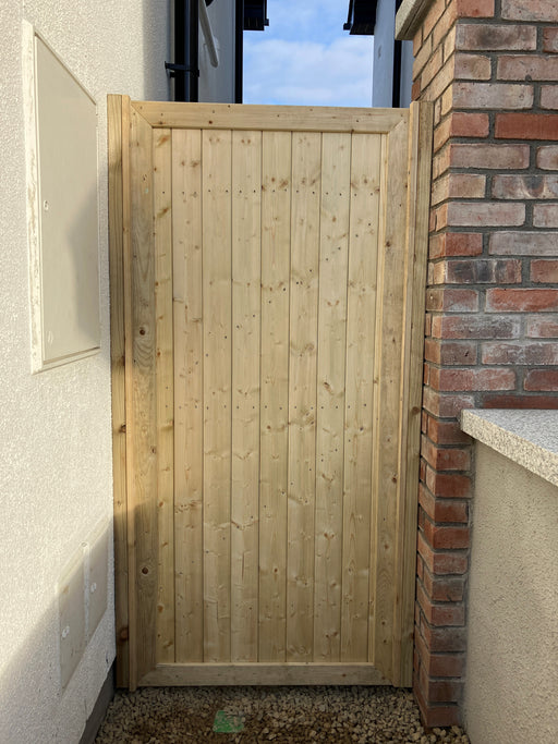 TG&V wooden side gate with flat top by Abwood
