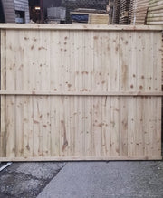 Vertical capped panel fencing in a garden, photo 2