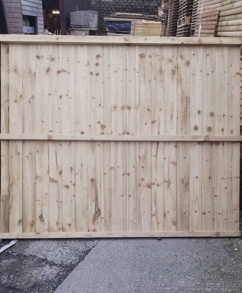 Vertical capped panel fencing in a garden, photo 2