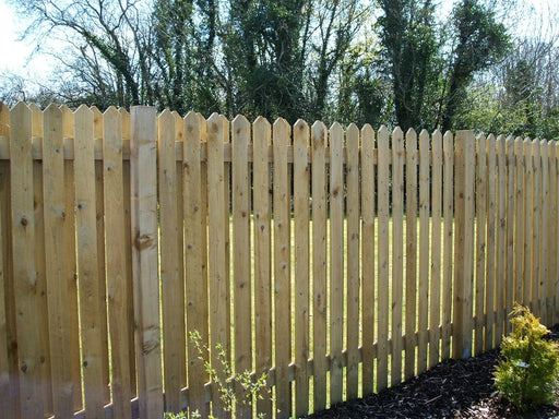 Hit and miss fencing with 4 inch pointed boards by Abwood